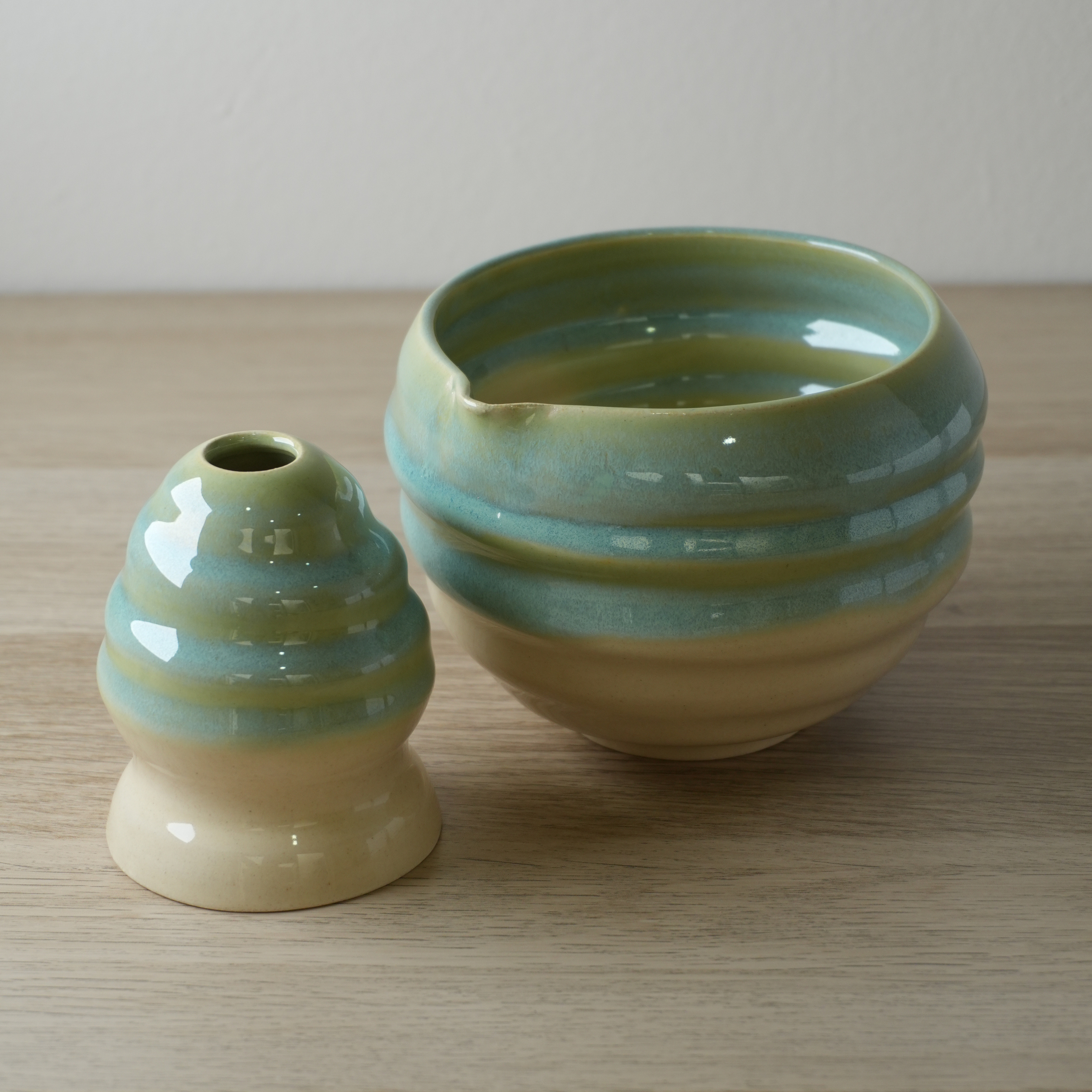 Set Cerámica Sora con taza para batir y herramienta para preparar té en tonos beige y verde