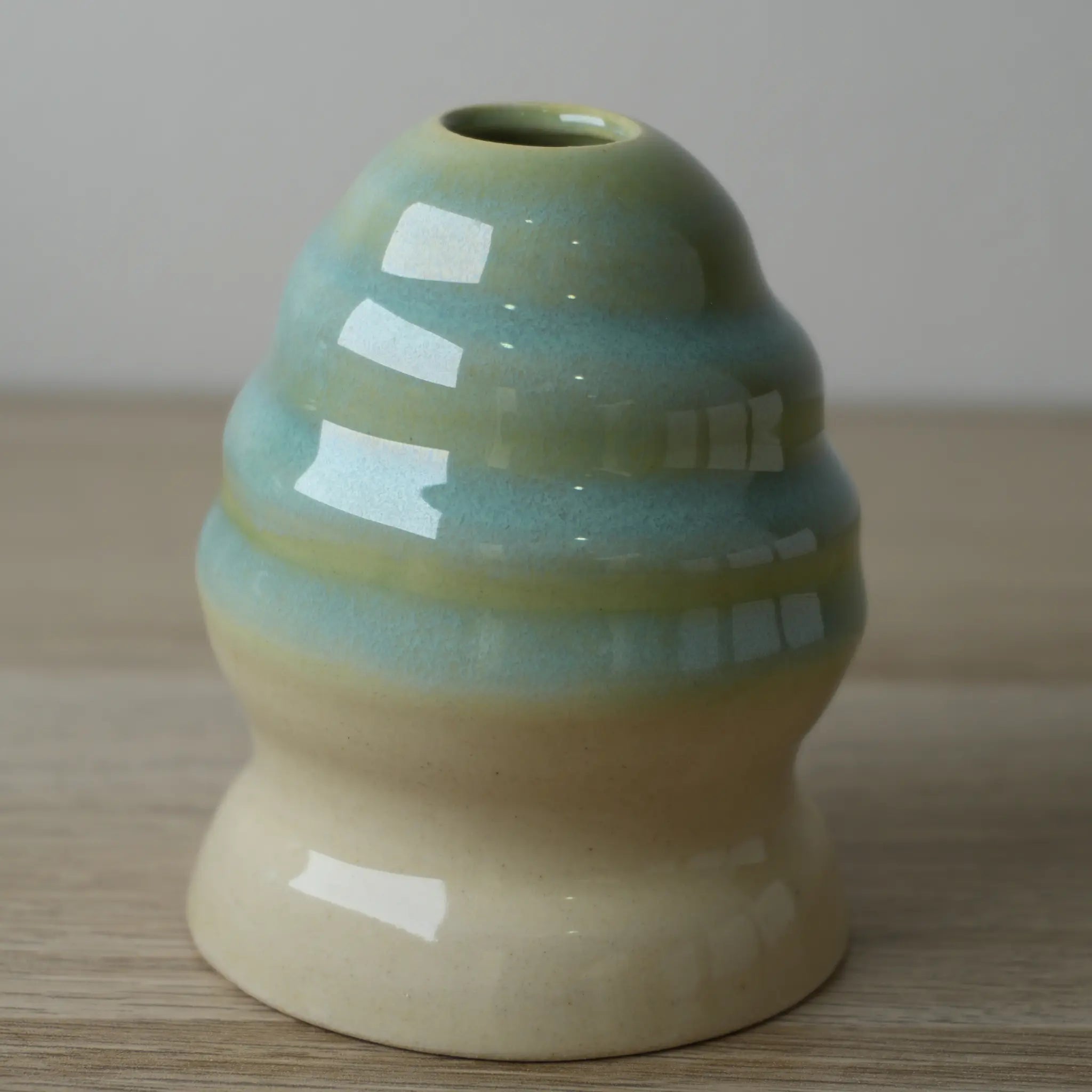 Vaso cerámico artesanal del Set Cerámica Sora con acabado en tonos azul y beige brillante