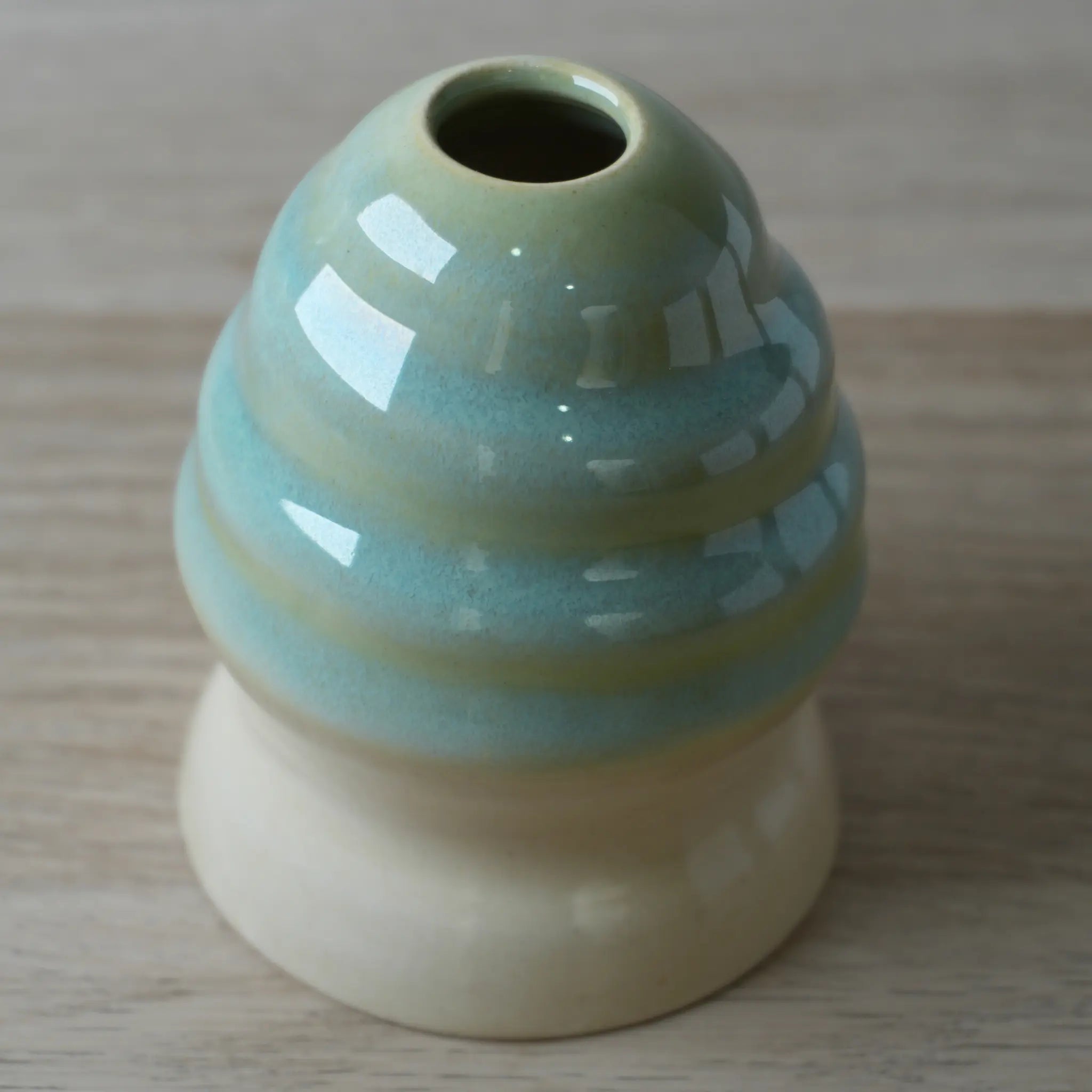 Detalle de cerámica esmaltada en tonos verde y azul del Set Cerámica Sora de teamatcha