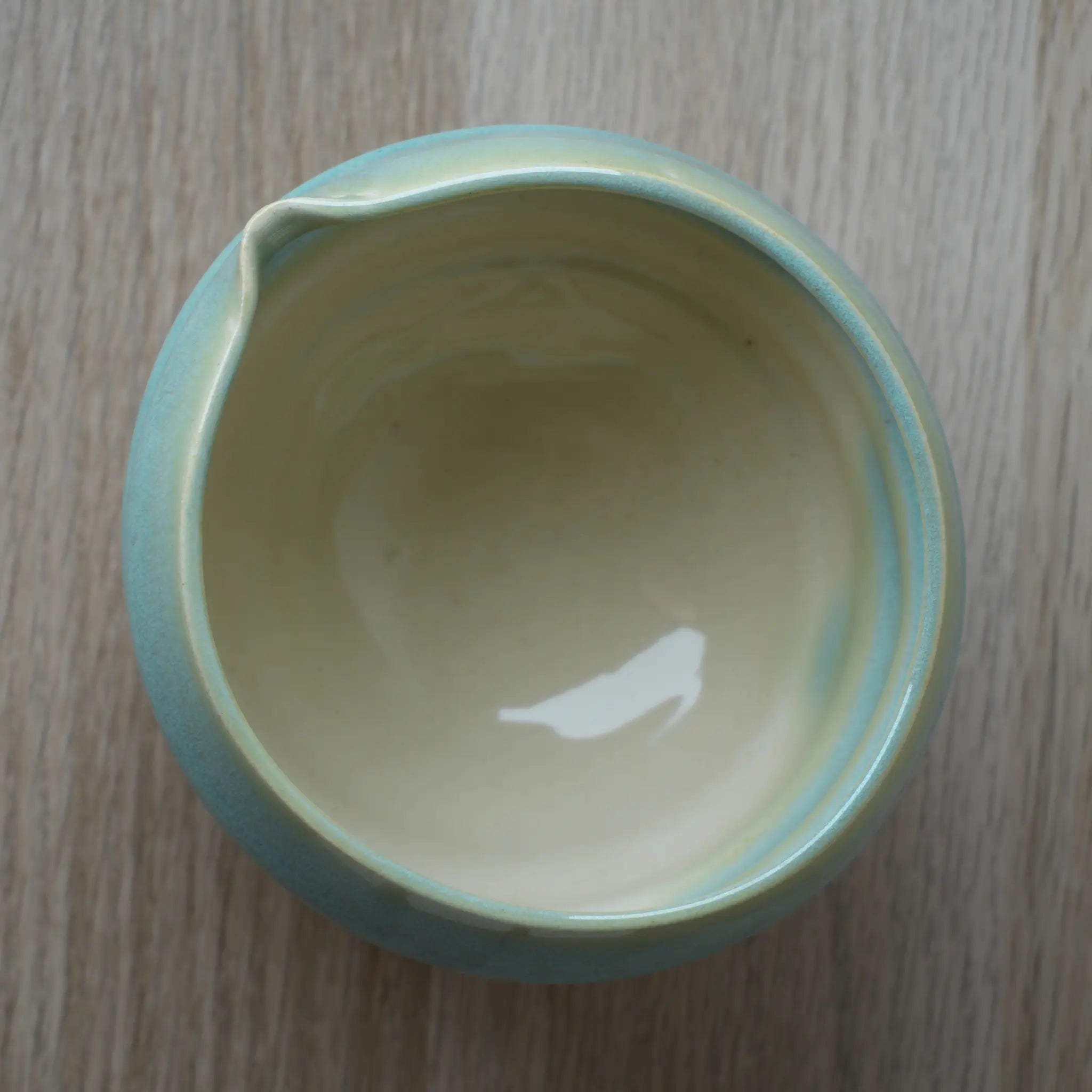 Vista superior de jarra cerámica en verde con diseño minimalista del Set Cerámica Sora de teamatcha