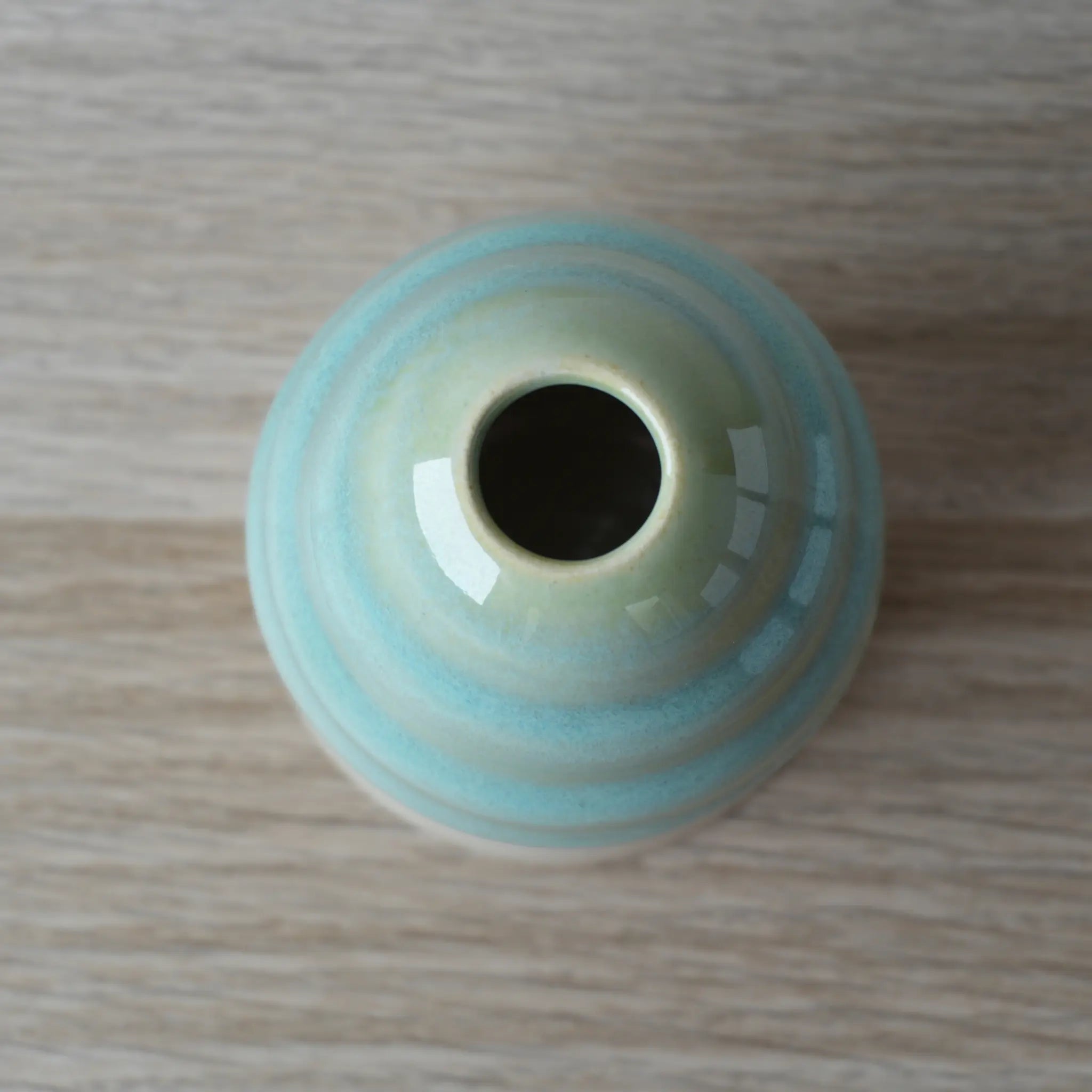 Vista superior de pieza de cerámica azul del Set Cerámica Sora sobre superficie de madera