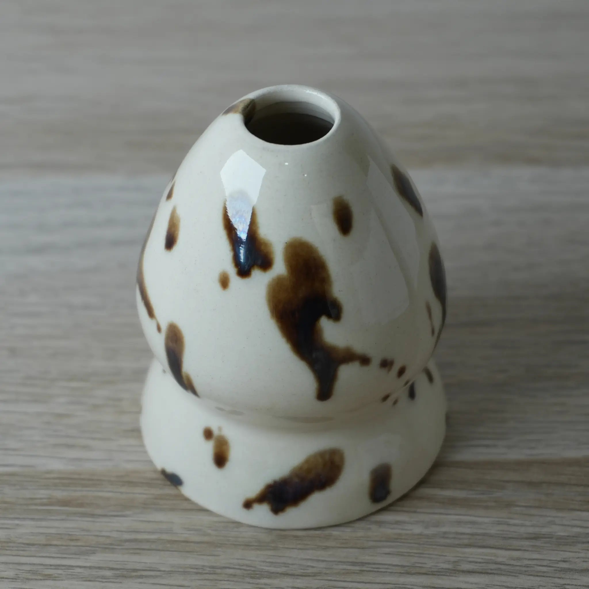 Soporte para Chasen Naoshi Ushi de cerámica blanca con manchas marrones para equipo de teamatcha