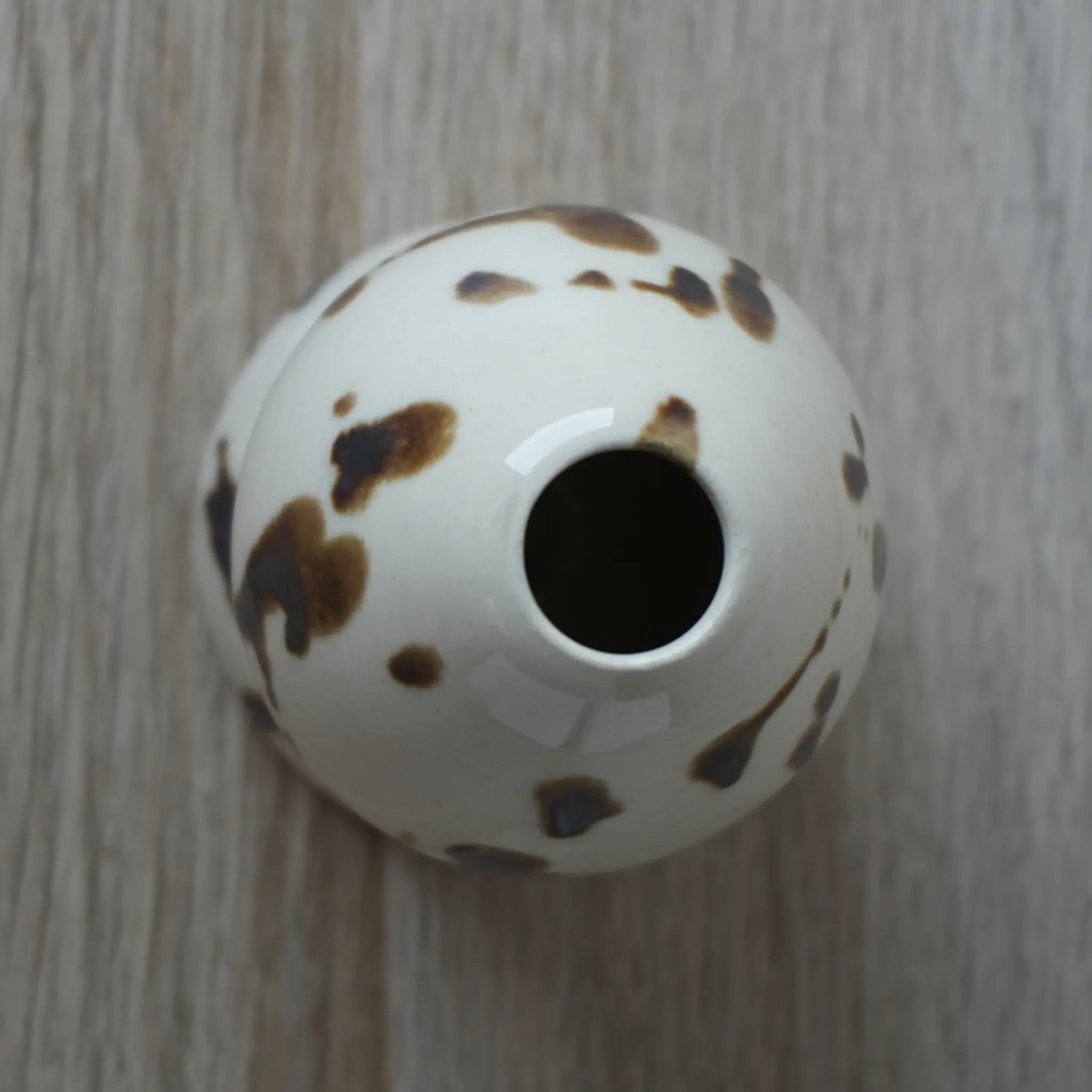 Set cerámica Ushi con diseño redondo y moteado en tonos marrones sobre fondo claro