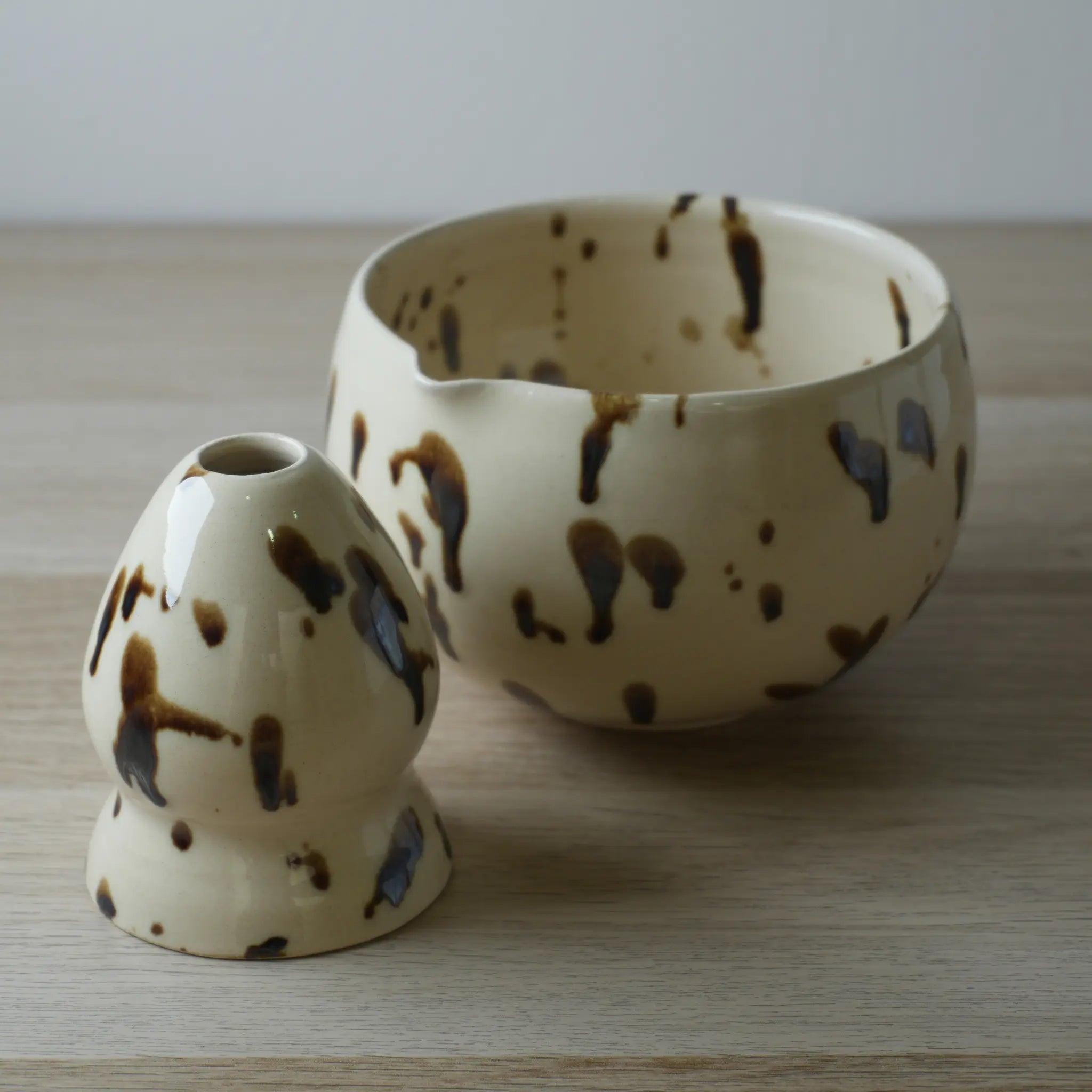 Set cerámica Ushi en tonos beige con manchas marrones, compuesto por dos piezas elegantes y modernas