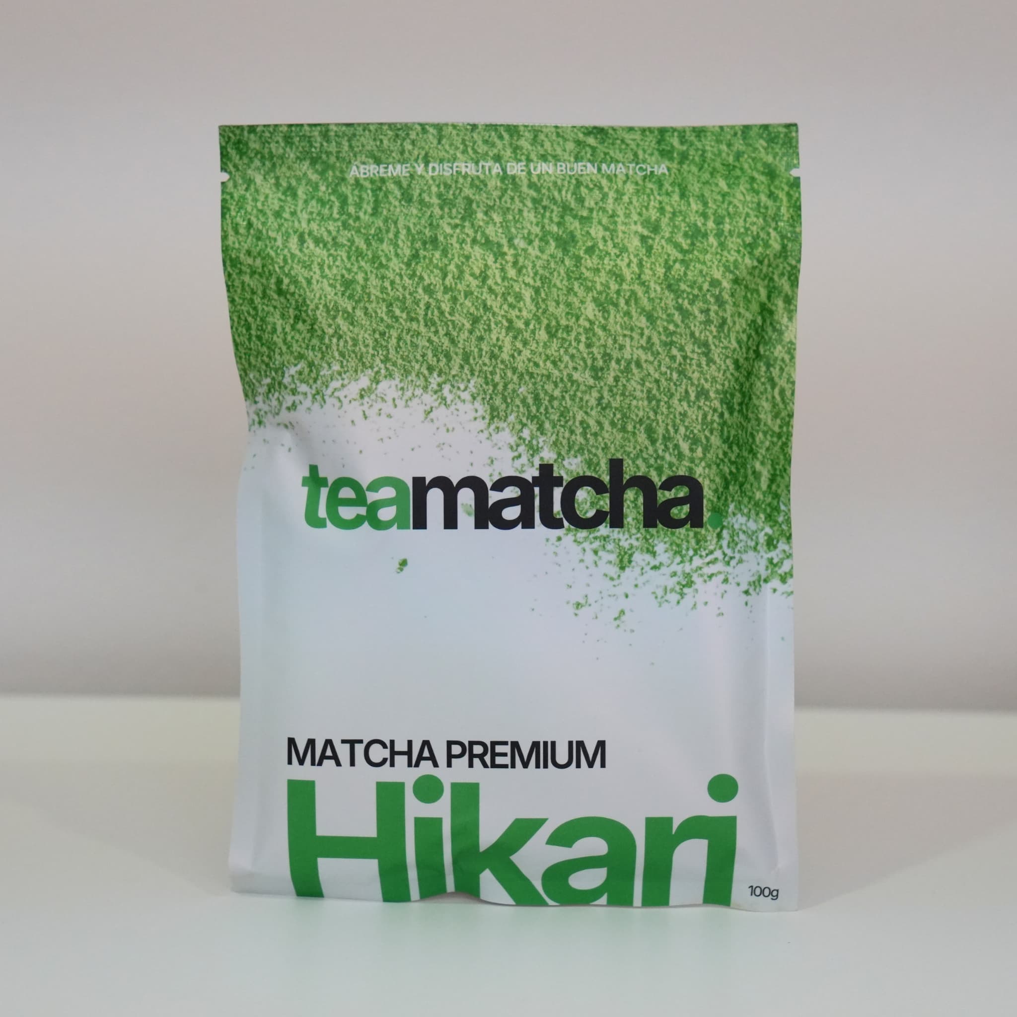 Paquete de té matcha premium Hikari de Teamatcha de 100g con diseño verde vibrante