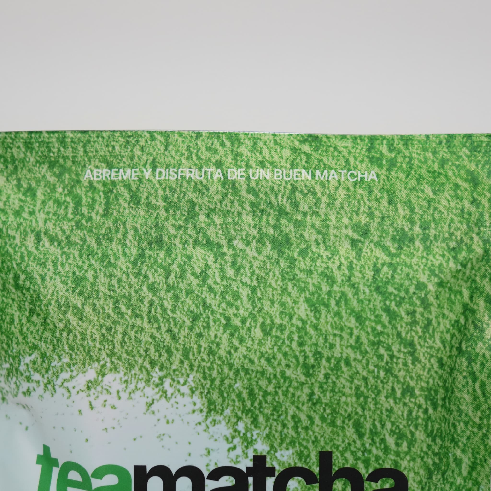 Paquete de té matcha premium de teamatcha con diseño verde vibrante y mensaje inspirador