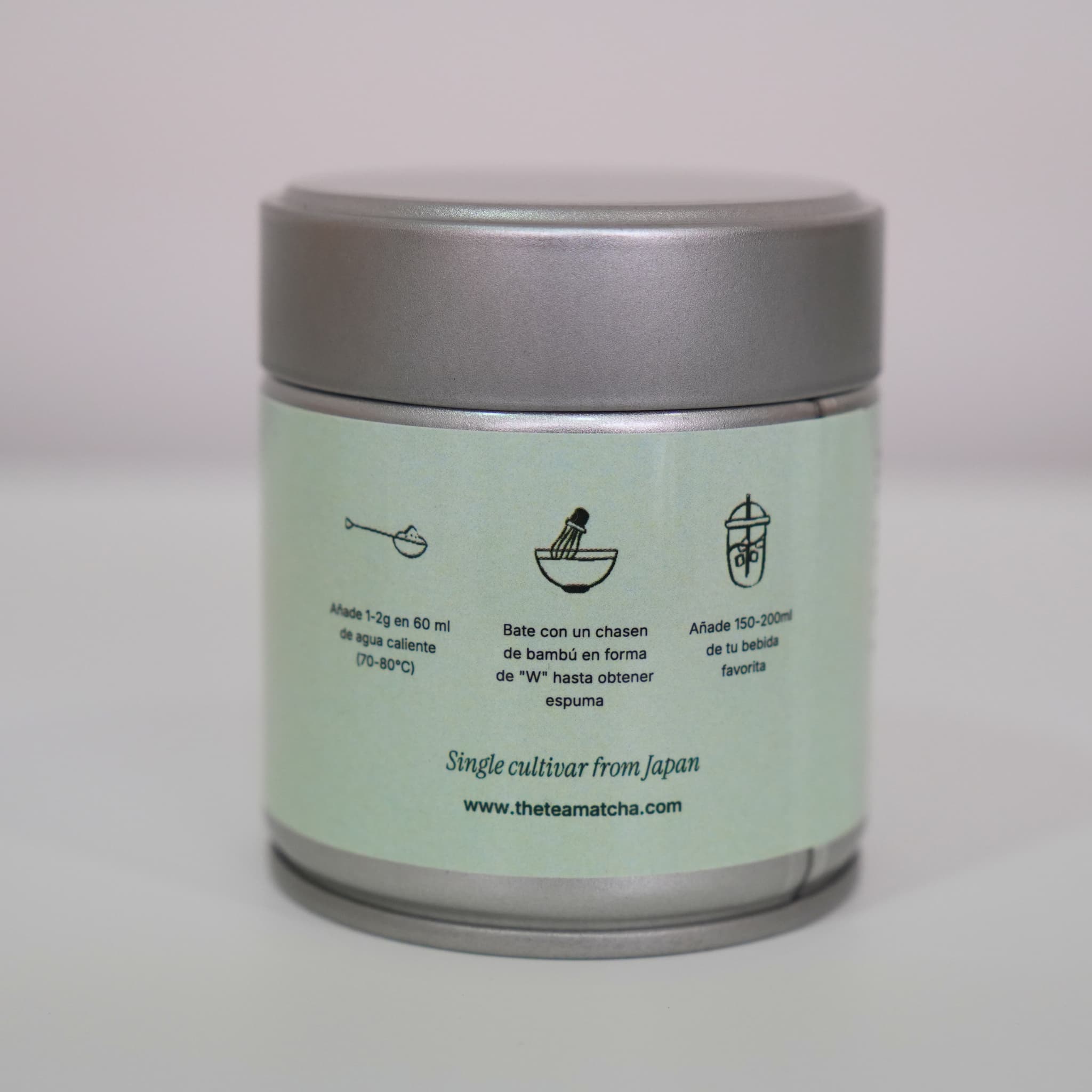 Té Matcha premium en envase elegante con instrucciones de preparación y origen de un solo cultivo de Japón