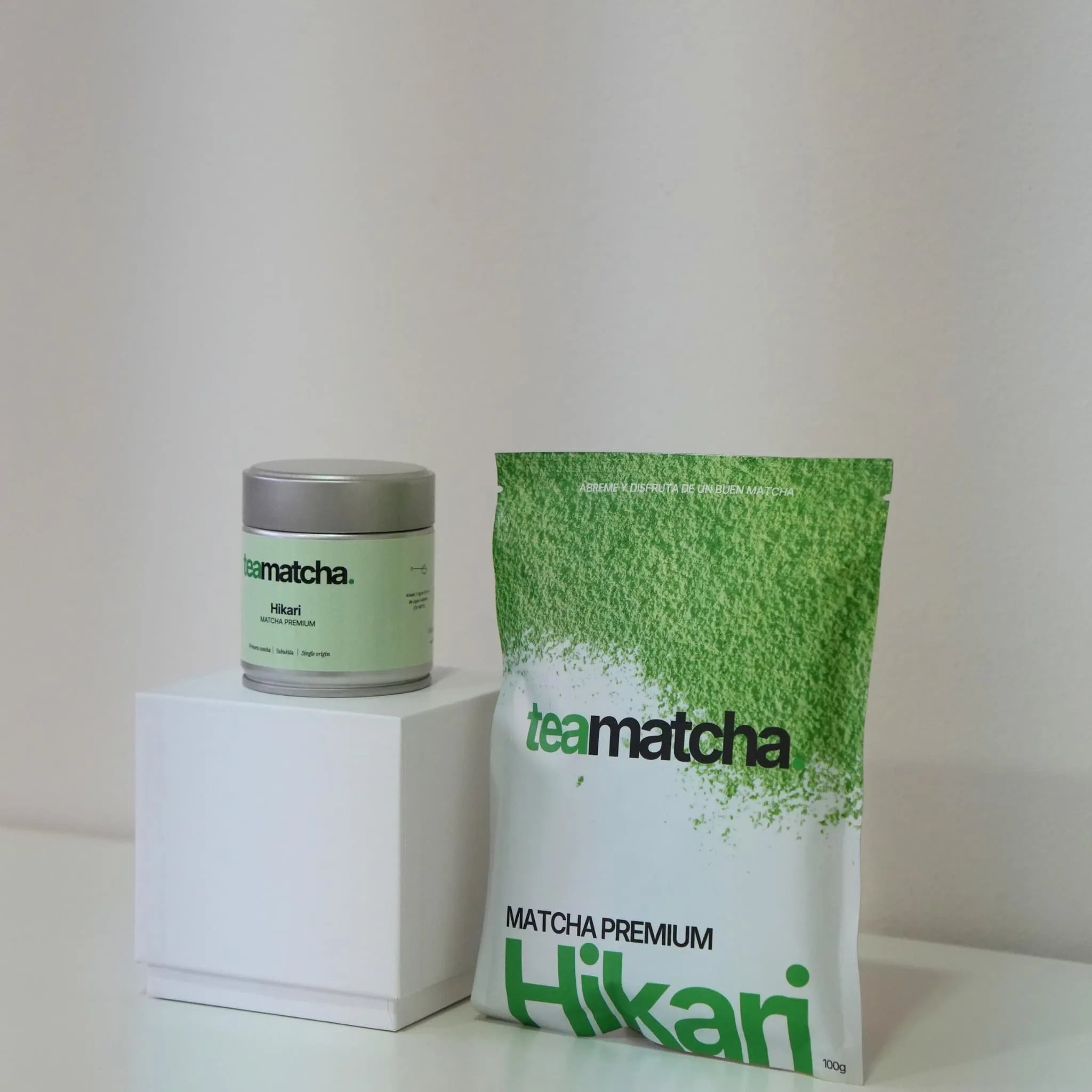 Té Matcha Premium Hikari de teamatcha en paquete y lata sobre un fondo neutro