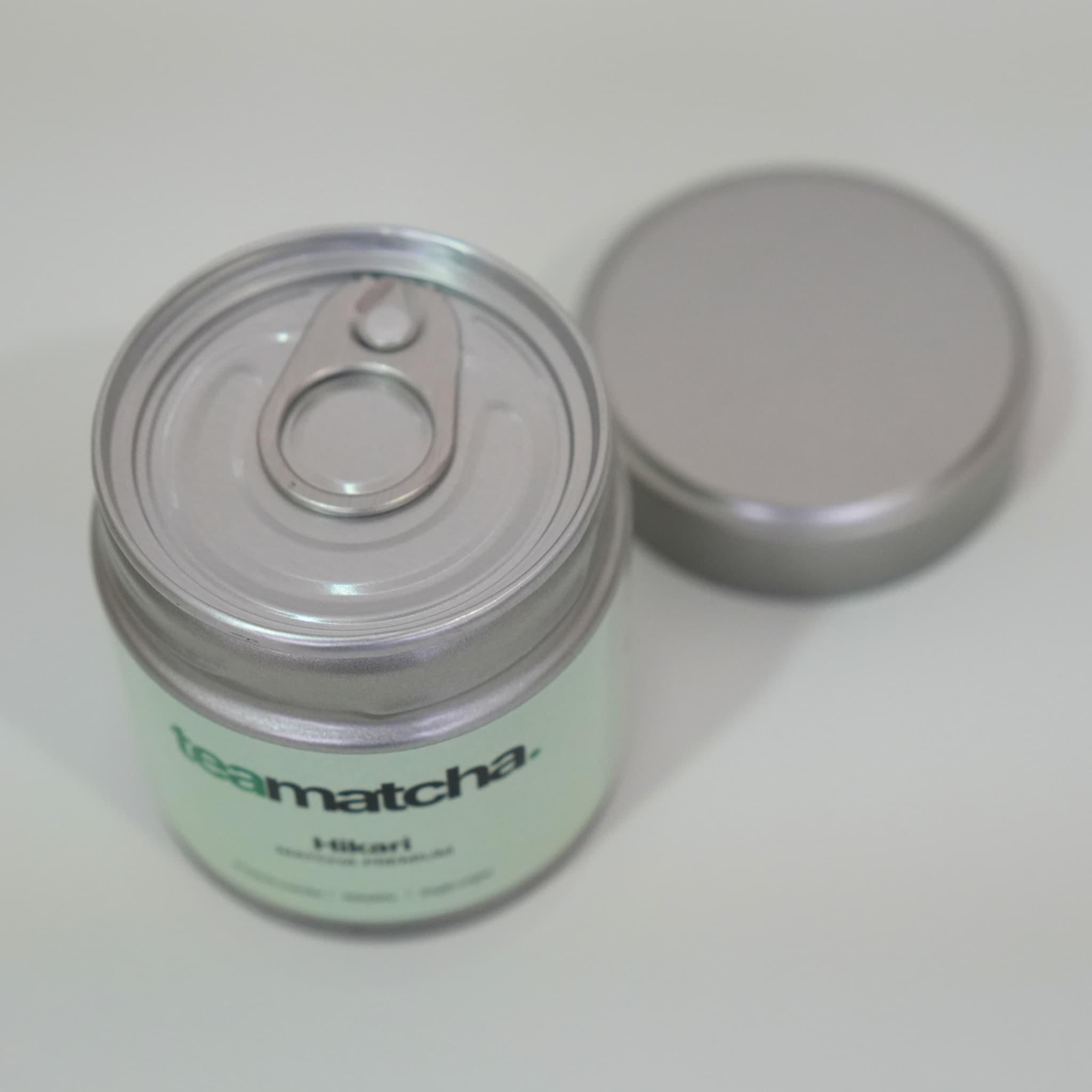 Té matcha premium en lata de teamatcha con tapa de fácil apertura para conservar su frescura
