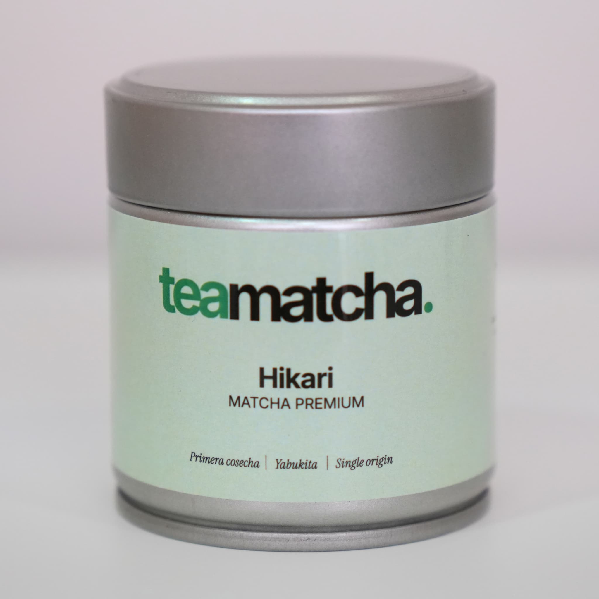 Té Matcha Premium Hikari en envase de metal de teamatcha, ideal para preparar bebidas energizantes.