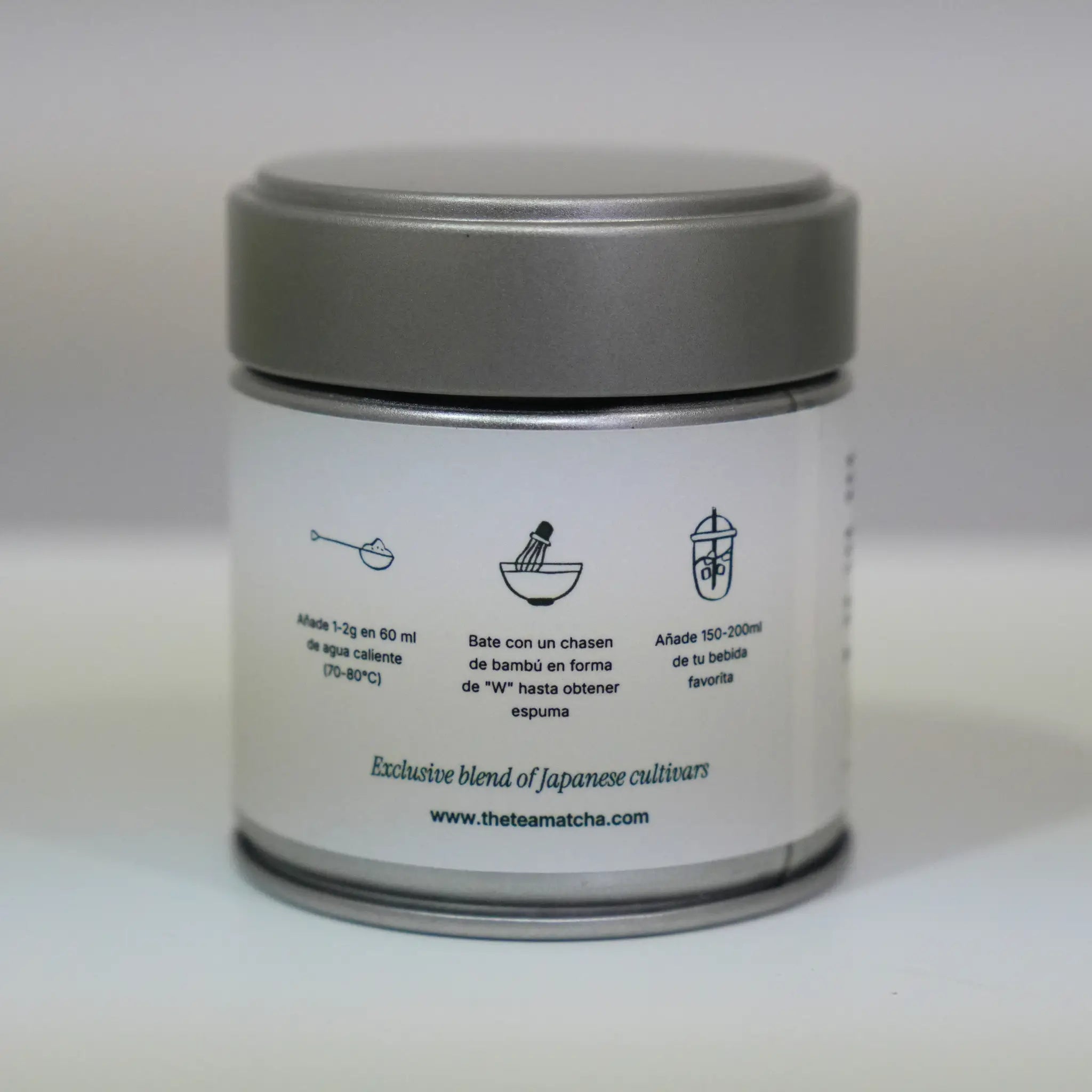 Envase de Té Matcha Ceremonial Platino con instrucciones de preparación y batidor de bambú