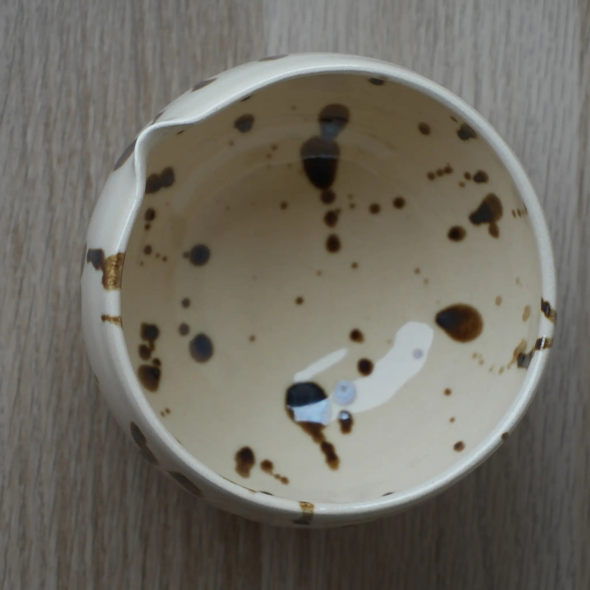 Set cerámica Ushi con diseño artesanal de cerámica con manchas marrones sobre fondo blanco