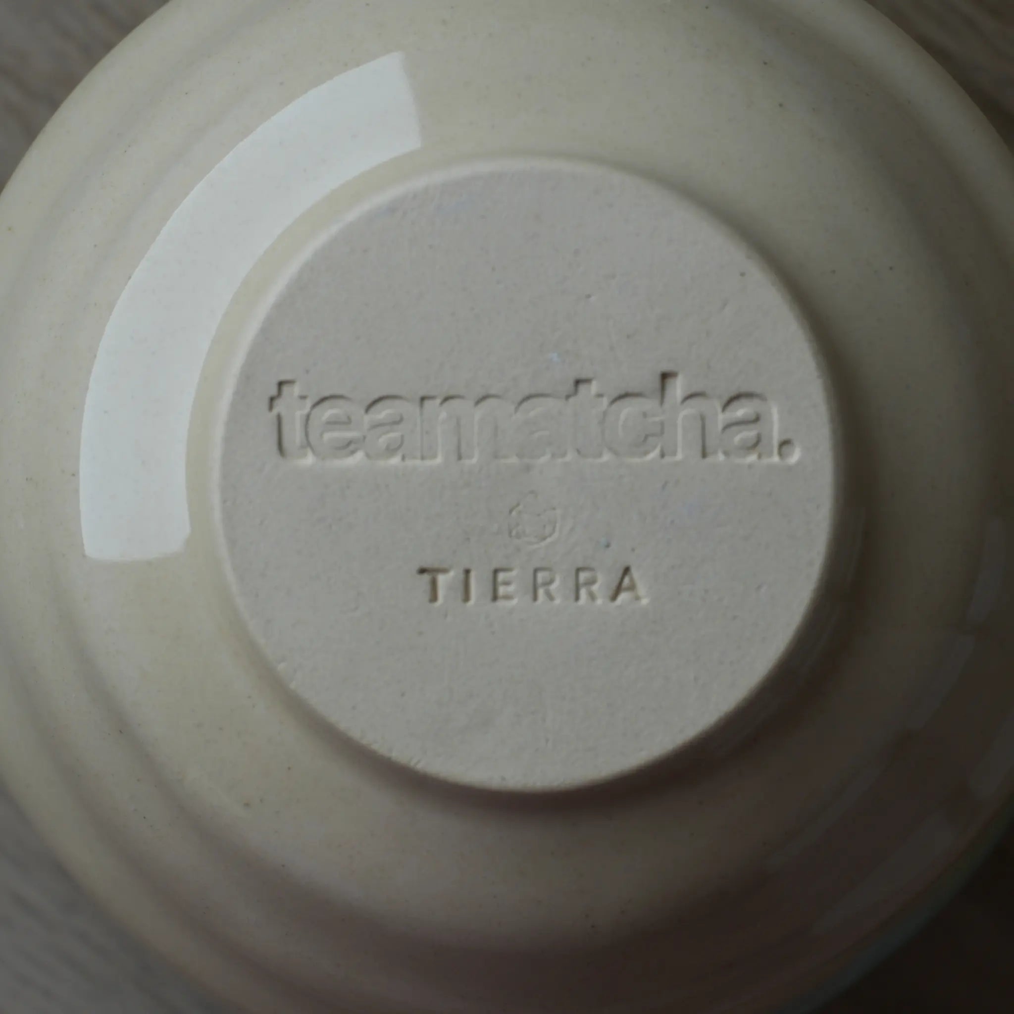Base del Chawan Sora de teamatcha con logo y marca Tierra en cerámica beige